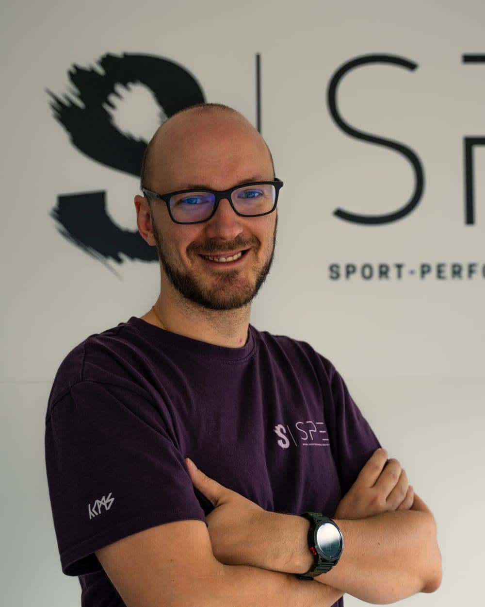 Markus Schmitt vor dem SPE-Logo in der Praxis